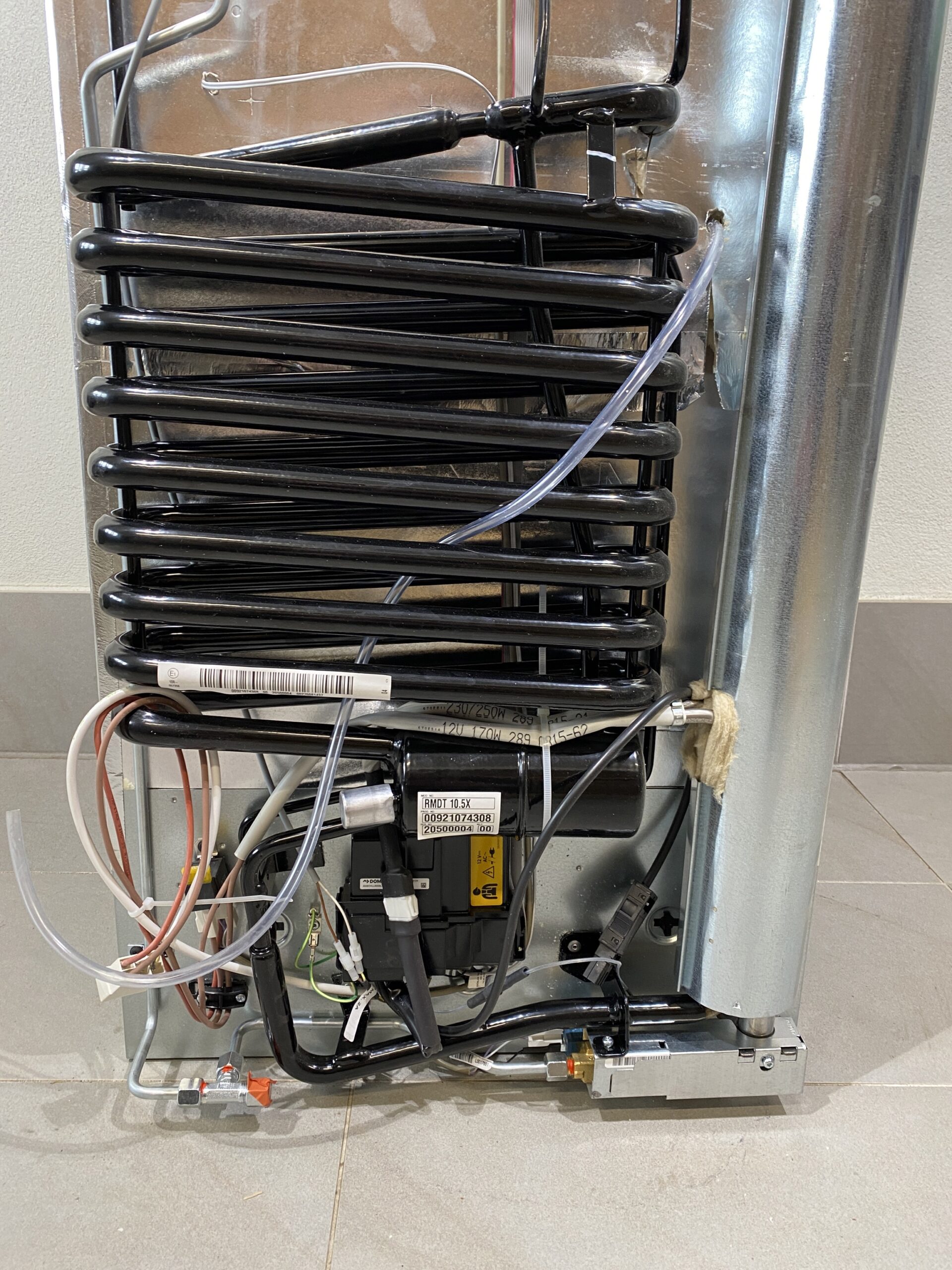 Dometic RMDT 10.5 x Kühlschrank mit Gefrierfach und Backofen