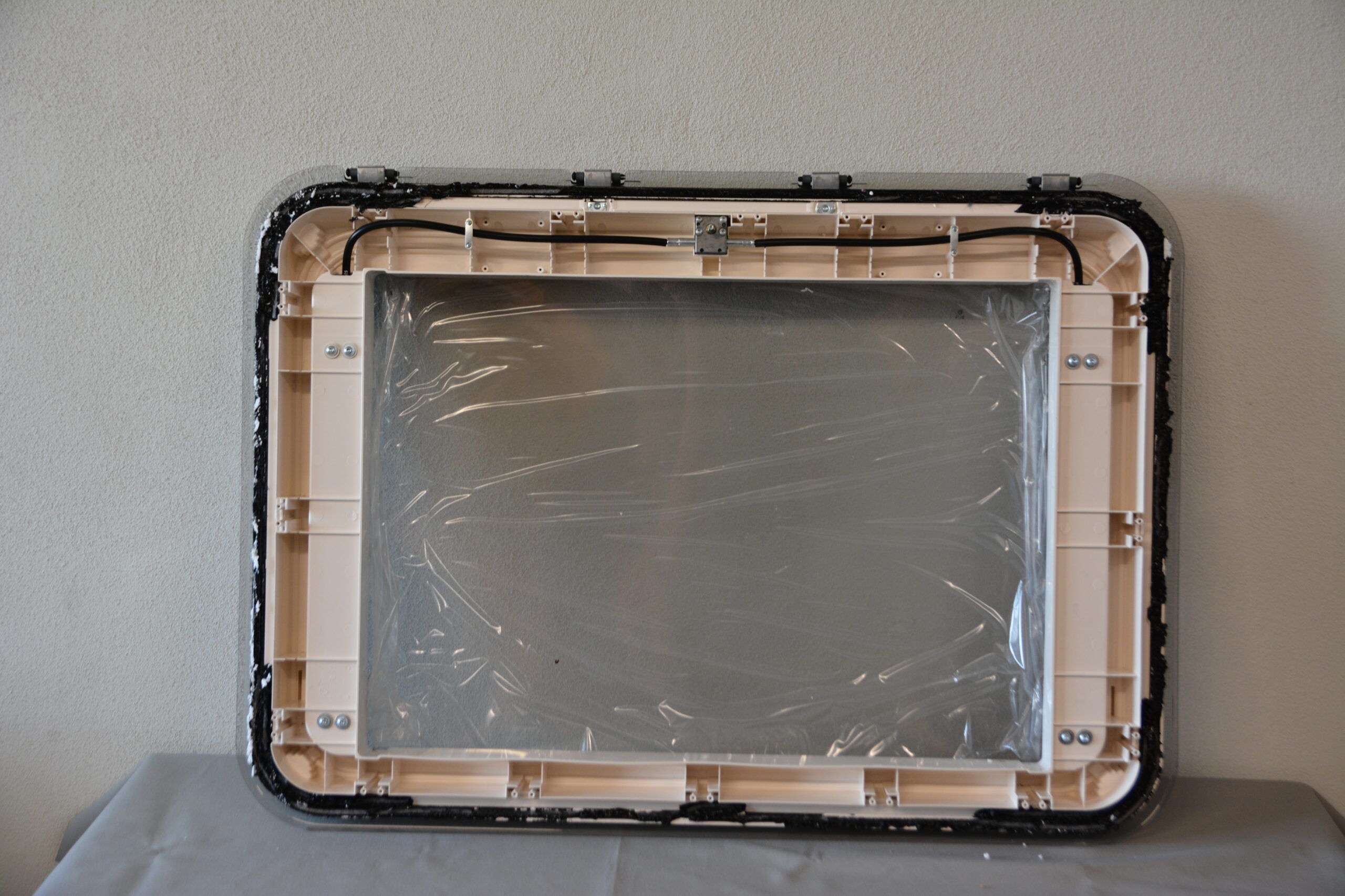 Dometic Heki mit Rollo und Fliegengitter