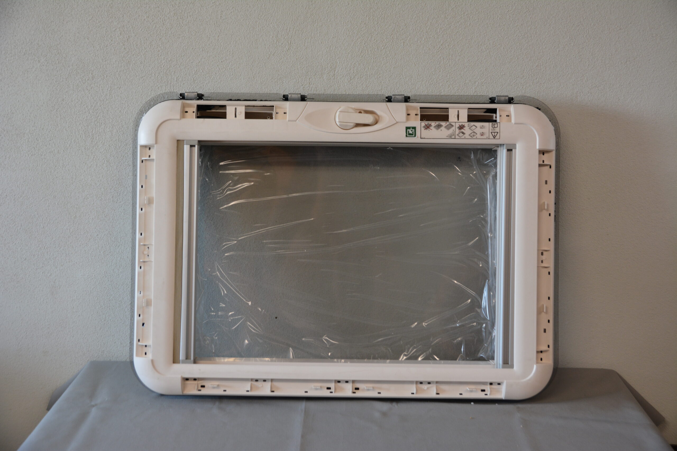 Dometic Heki mit Rollo und Fliegengitter