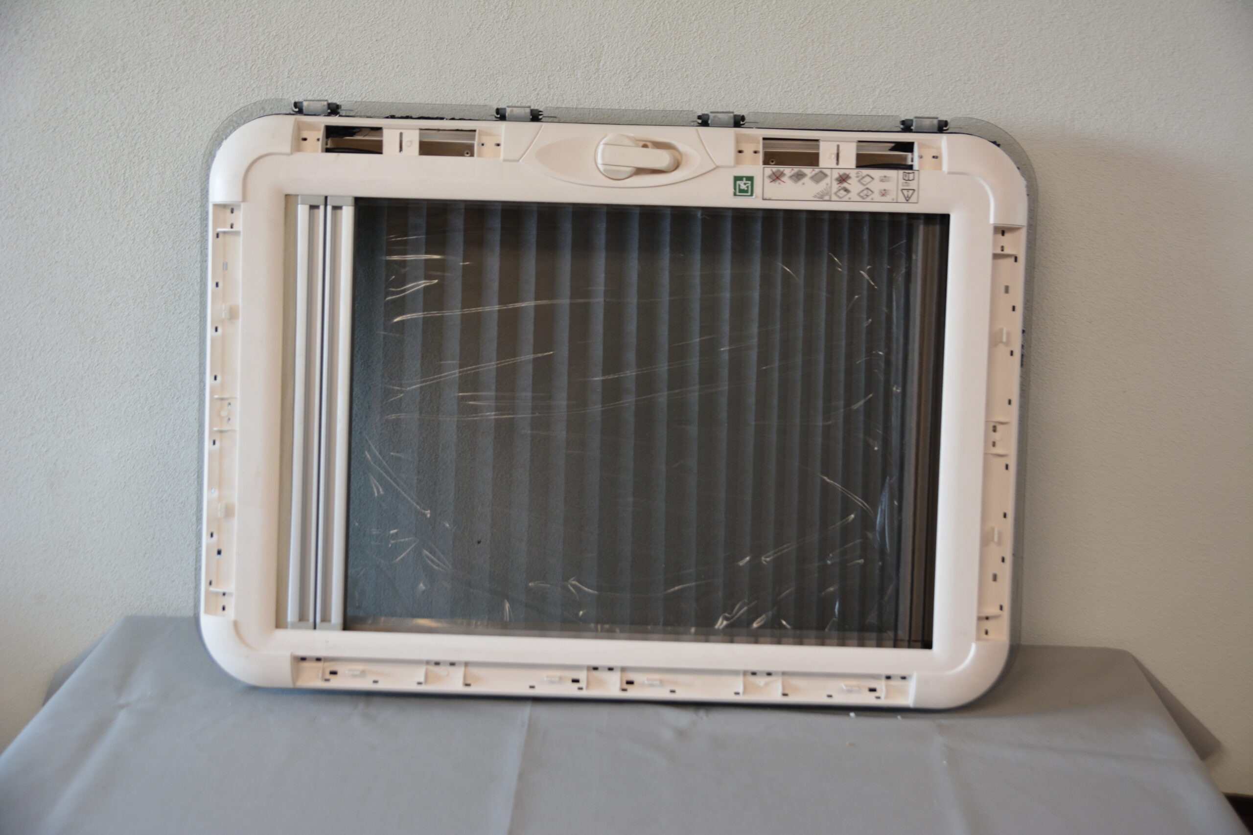 Dometic Heki mit Rollo und Fliegengitter