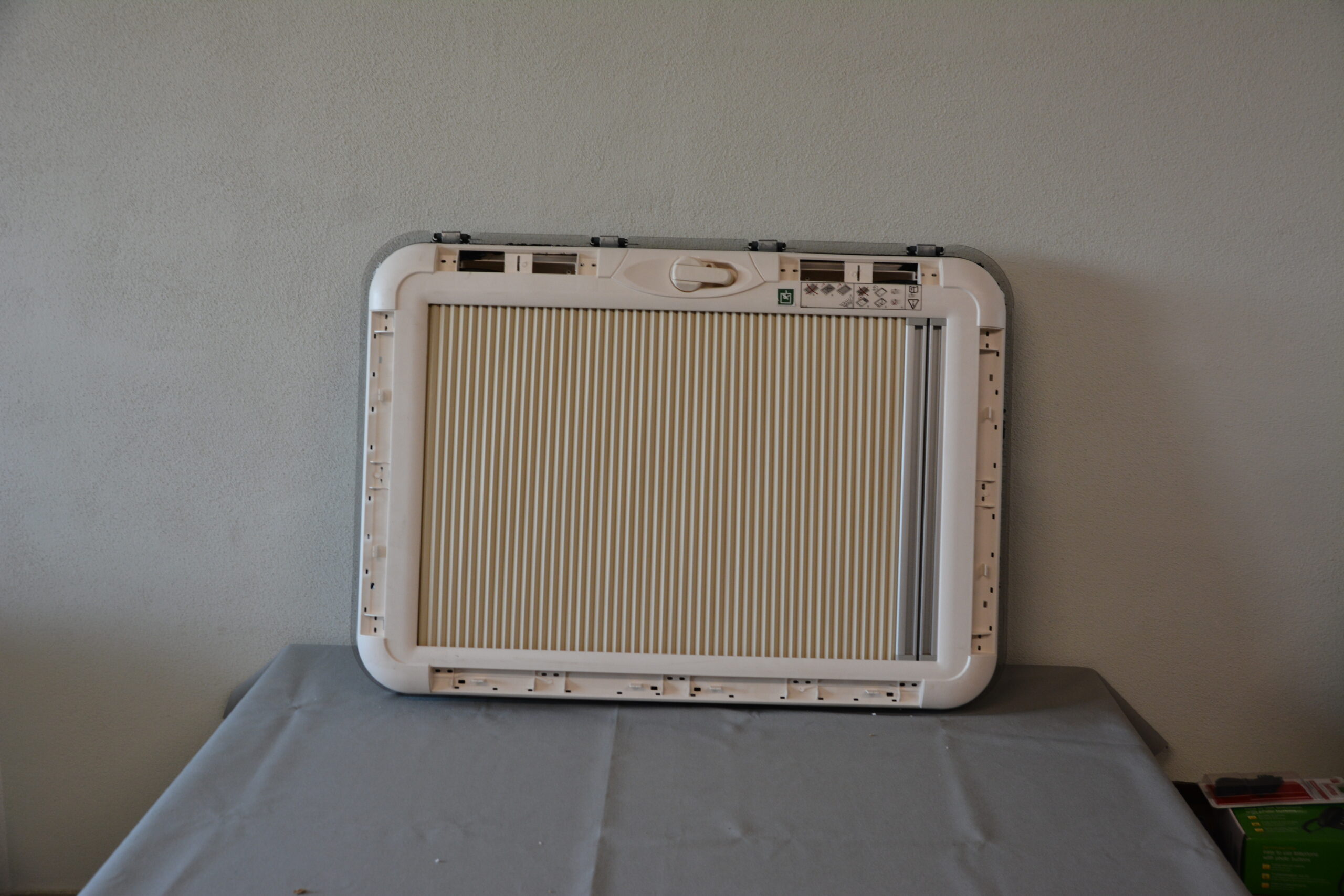 Dometic Heki mit Rollo und Fliegengitter