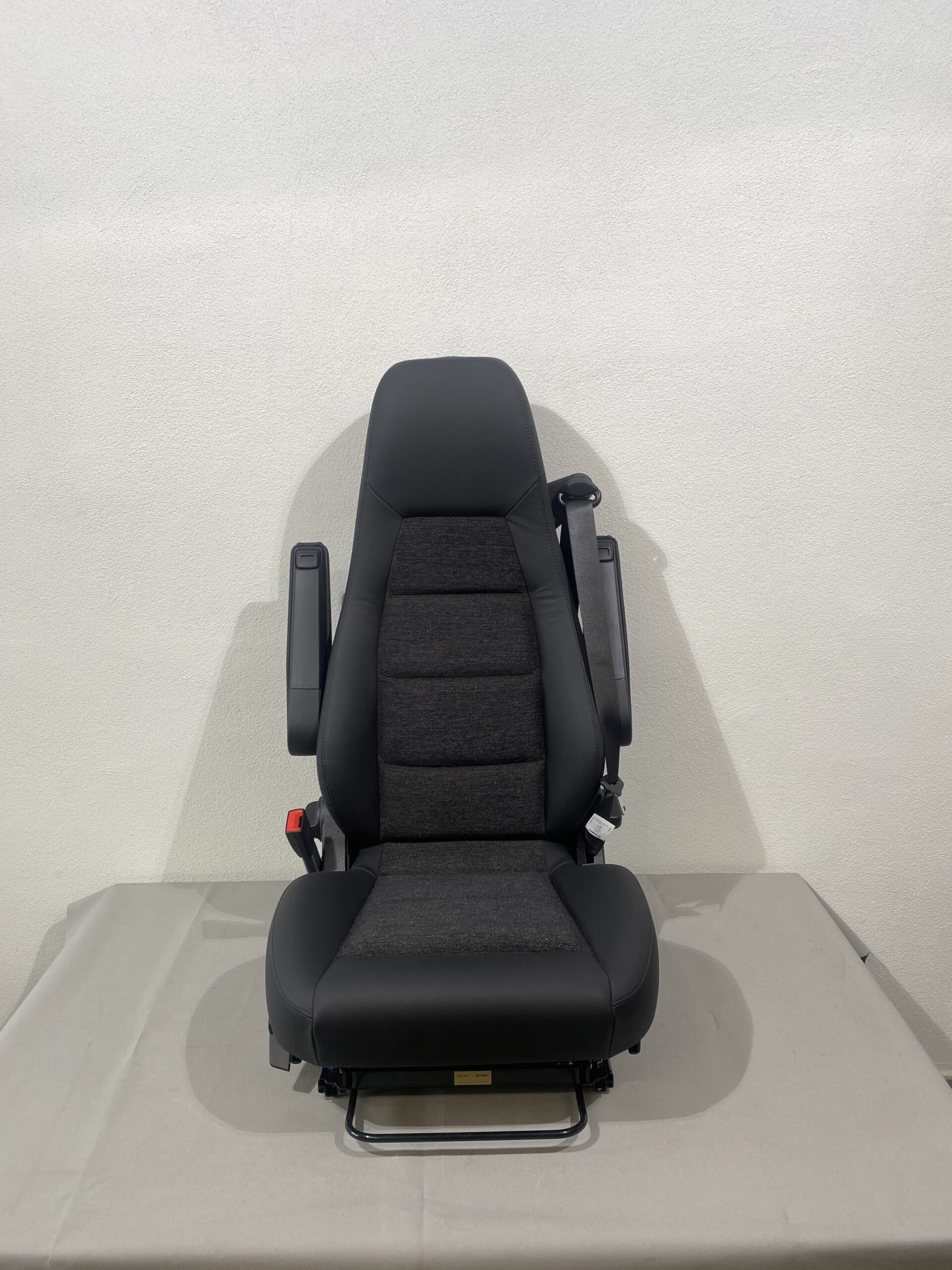 Aguti Fahrersitz Gis Liner, Schwarz (Kunstleder) / Grau Stoff