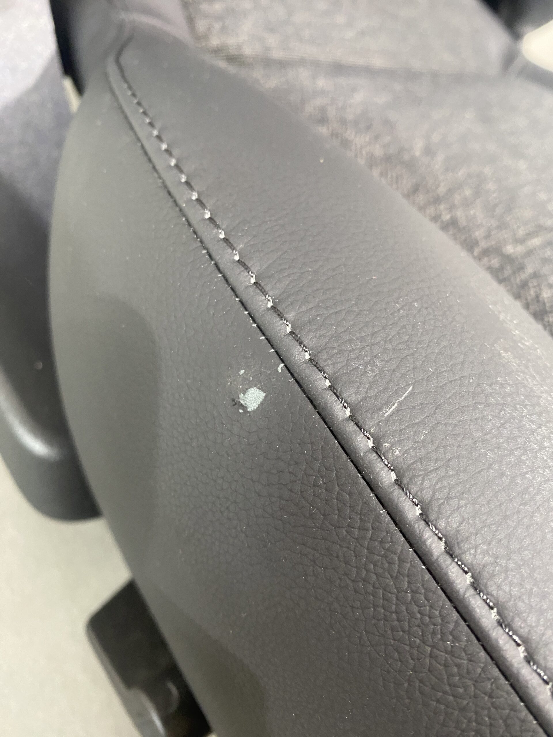 Aguti Fahrersitz Gis Liner, Schwarz (Kunstleder) / Grau Stoff