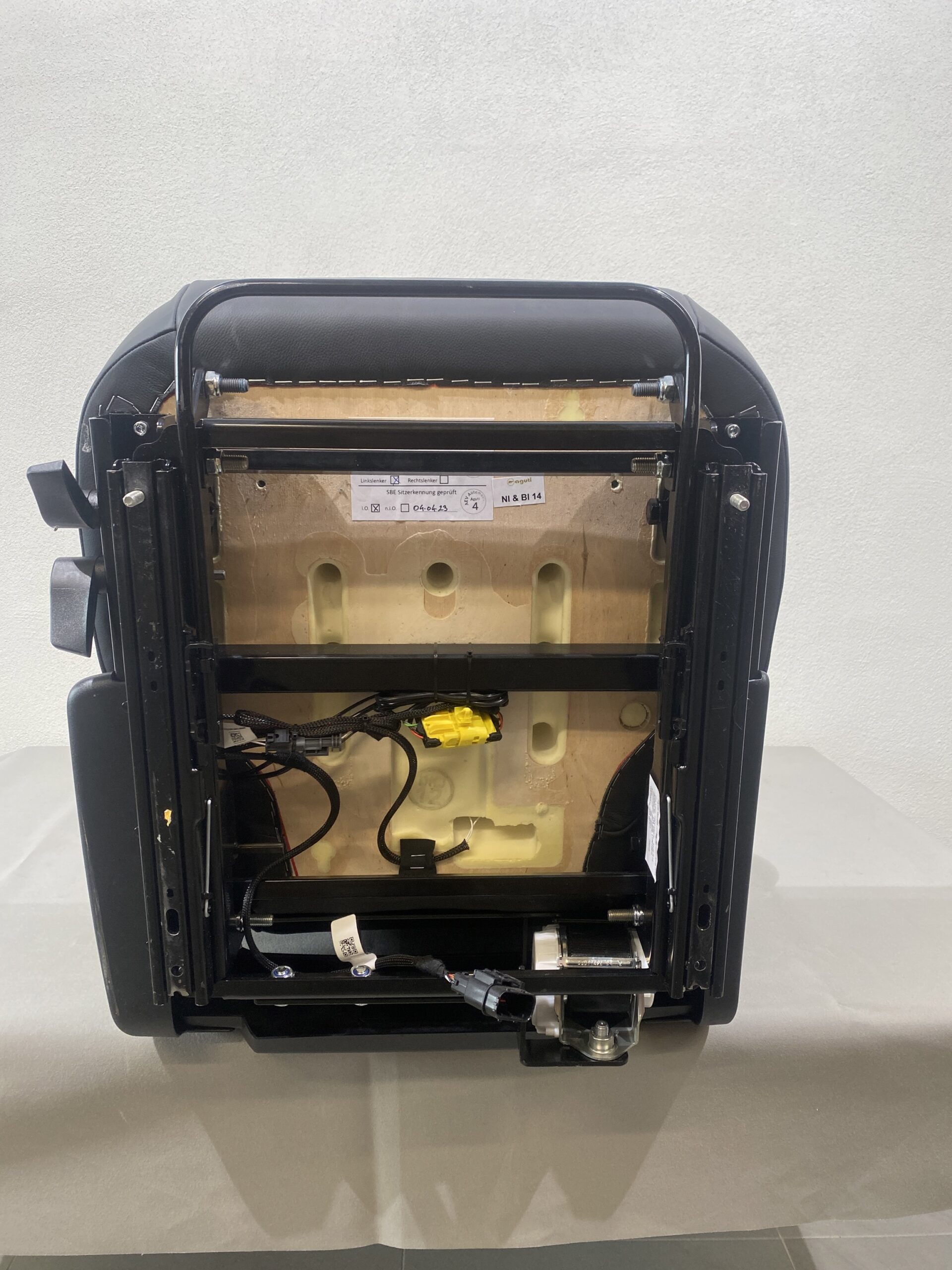 Aguti Fahrersitz Gis Liner, Schwarz (Kunstleder) / Grau Stoff