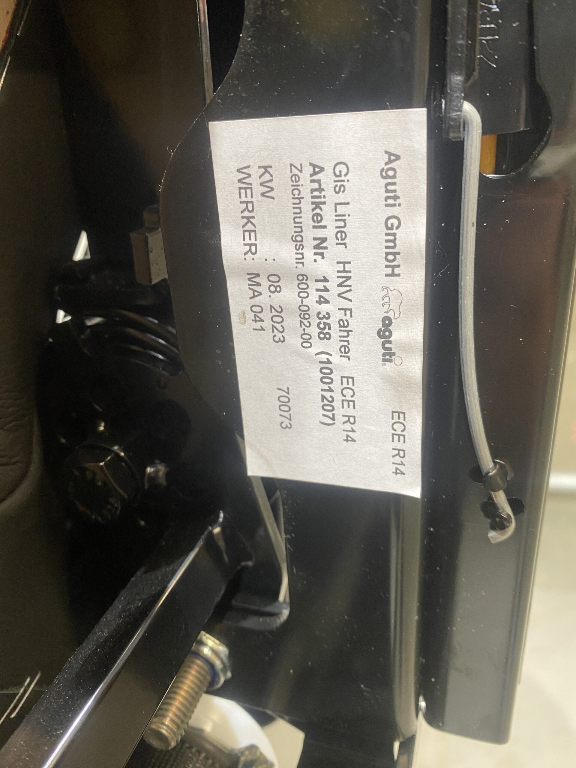 Aguti Fahrersitz Gis Liner, Schwarz (Kunstleder) / Grau Stoff