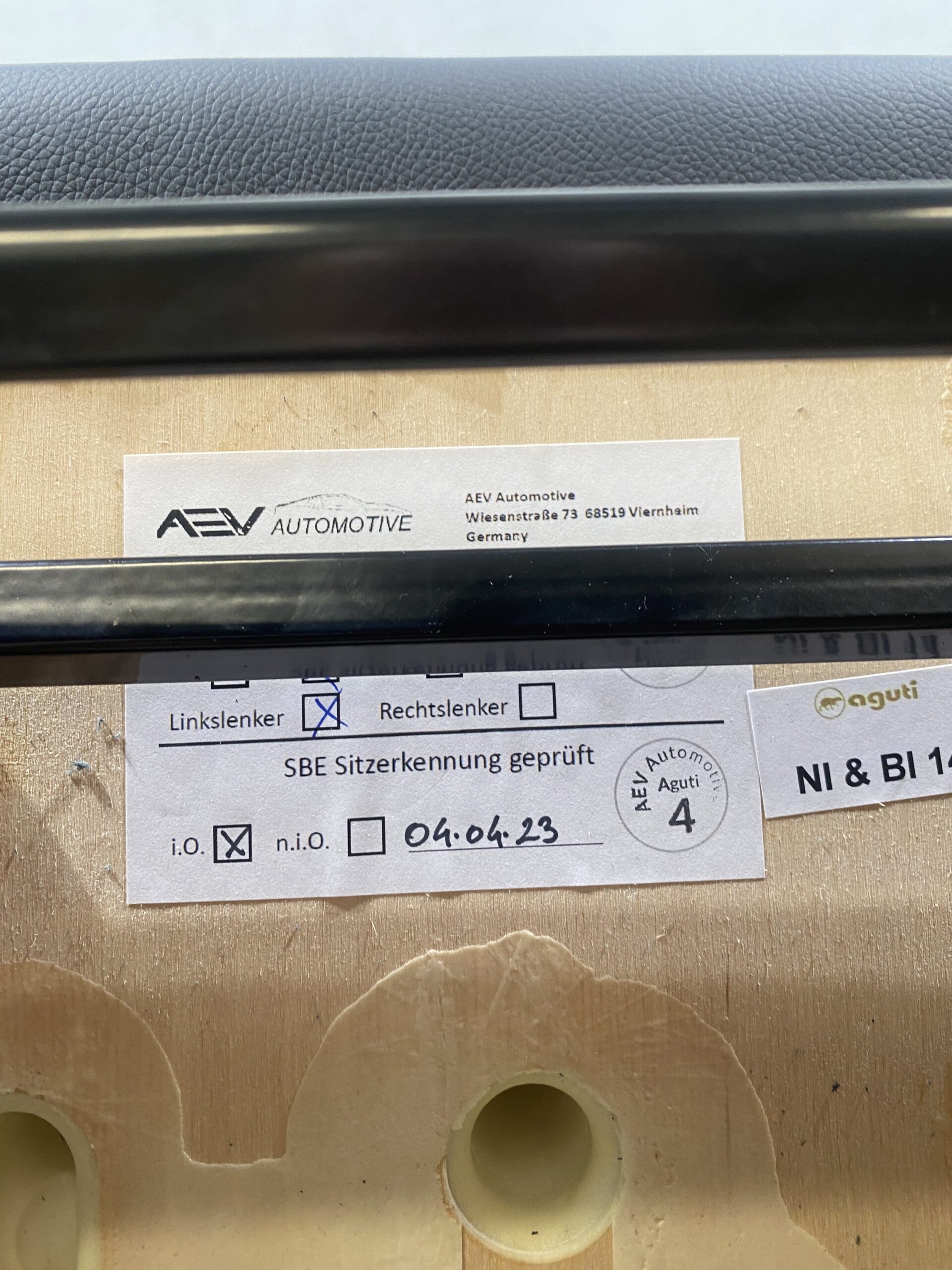 Aguti Fahrersitz Gis Liner, Schwarz (Kunstleder) / Grau Stoff