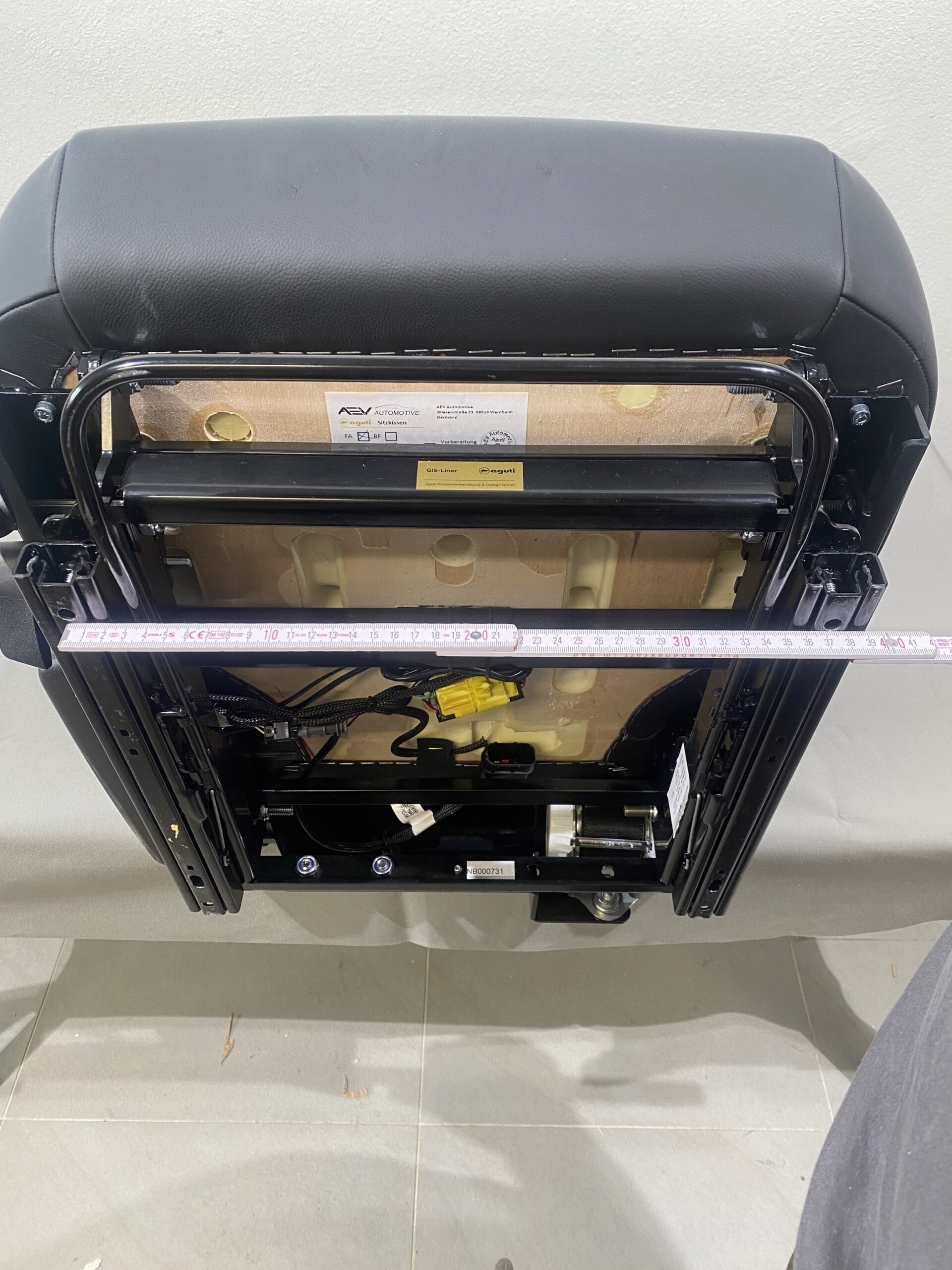 Aguti Fahrersitz Gis Liner, Schwarz (Kunstleder) / Grau Stoff