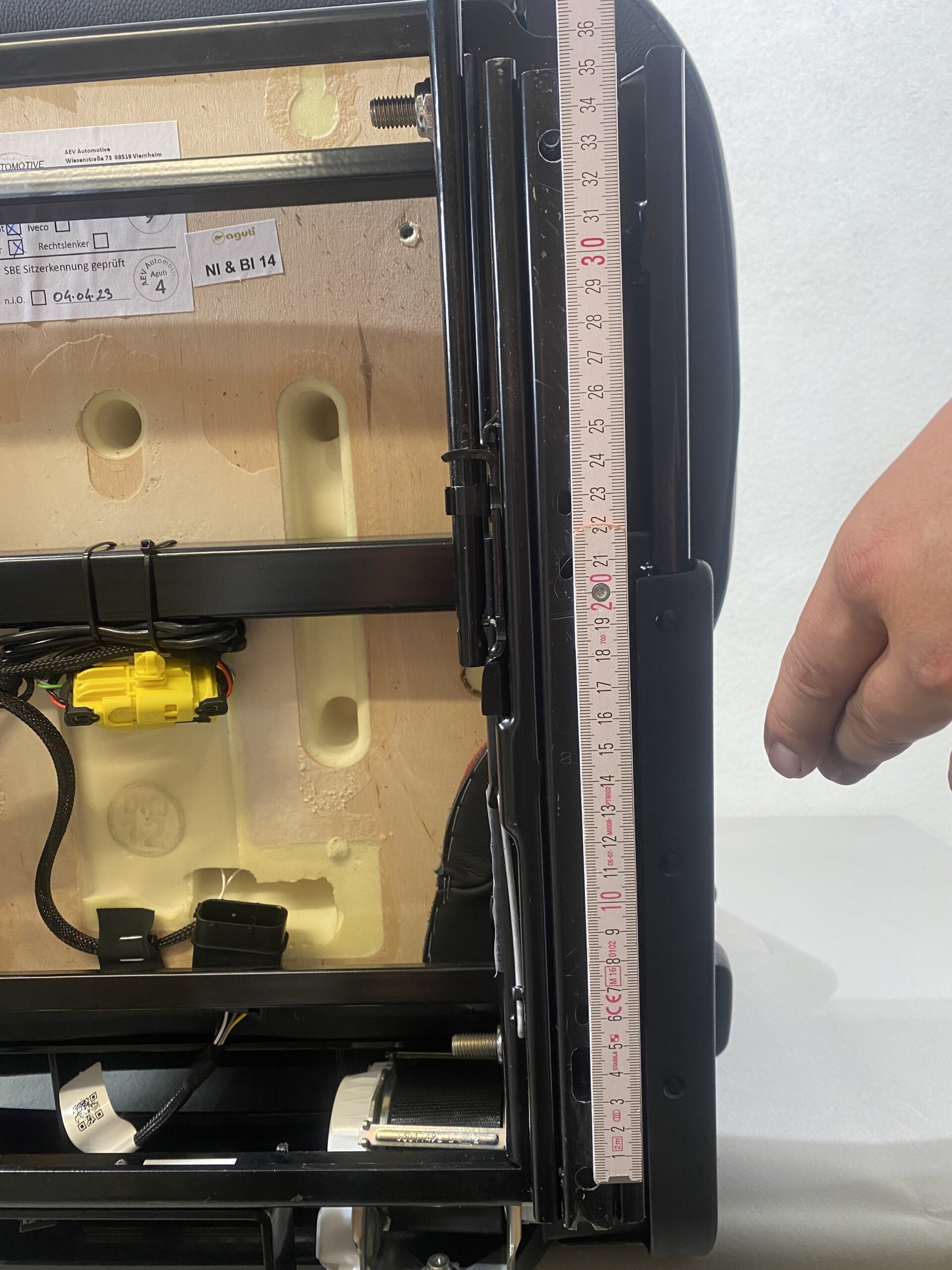 Aguti Fahrersitz Gis Liner, Schwarz (Kunstleder) / Grau Stoff