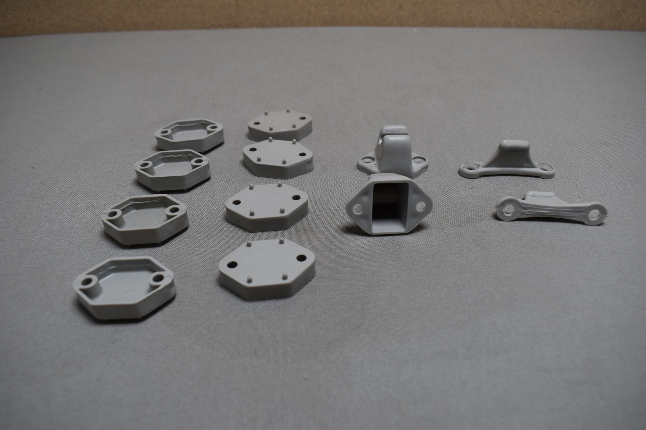 Türfeststeller grau 2er-Set; 8 Distanzplatten