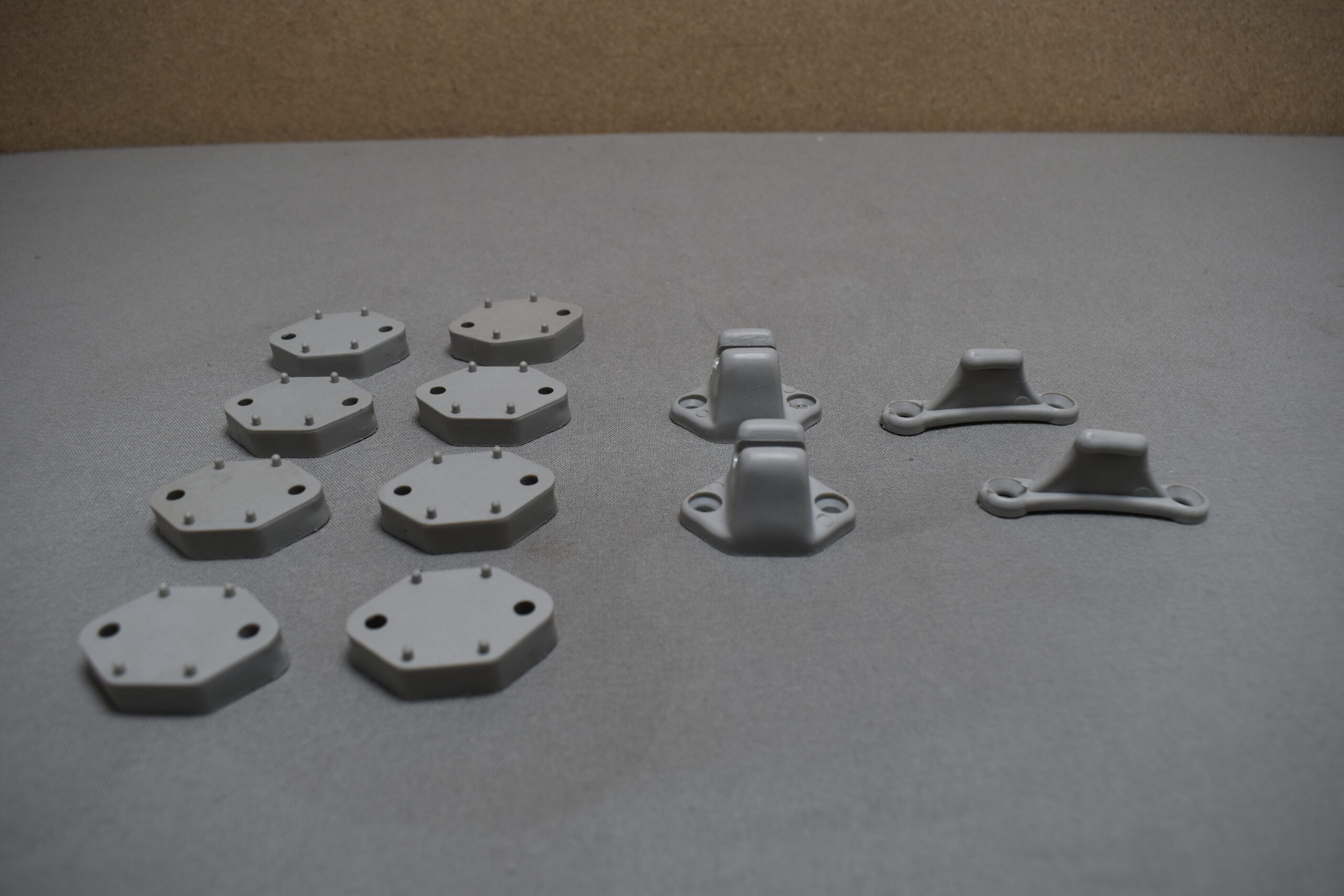 Türfeststeller grau 2er-Set; 8 Distanzplatten