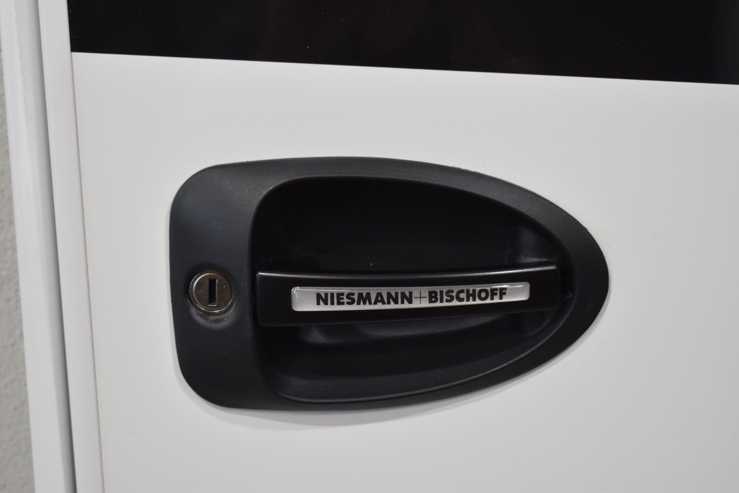 Niesmann und Bischoff Arto Tegos Aufbautür mit Rahmen; weiß/schwarz; 1820x615mm – Bild 8