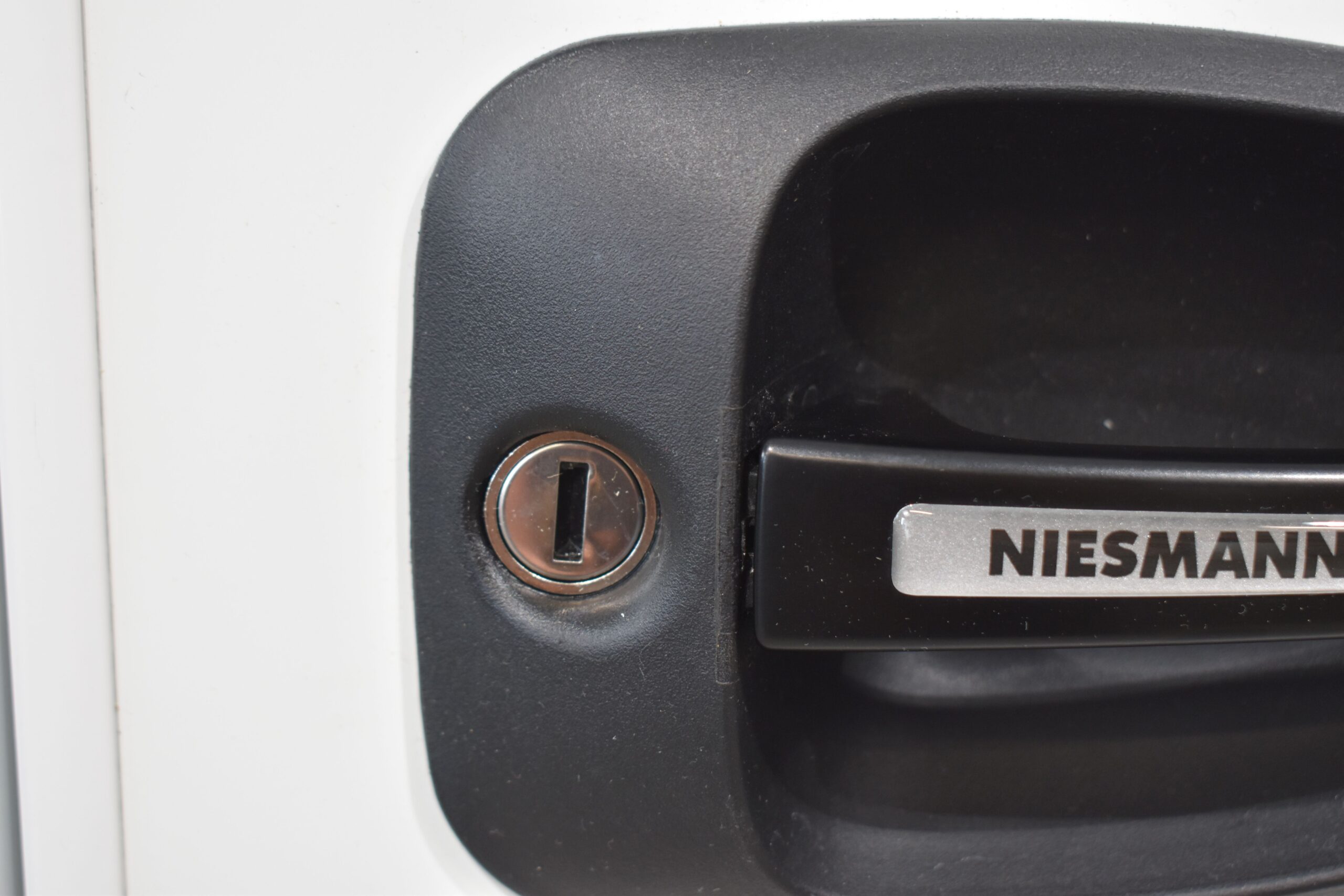 Niesmann und Bischoff Arto Tegos Aufbautür mit Rahmen; weiß/schwarz; 1820x615mm – Bild 9